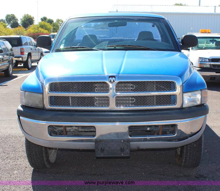 image for item H6881 2001 Dodge Ram 2500 pickup truck