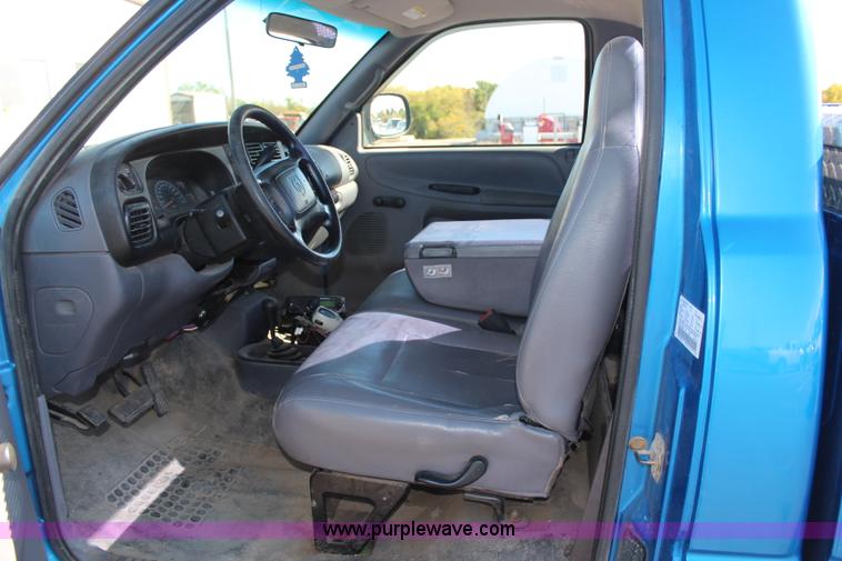 image for item H6881 2001 Dodge Ram 2500 pickup truck