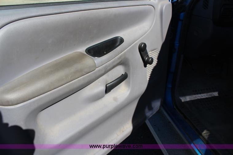 image for item H6881 2001 Dodge Ram 2500 pickup truck