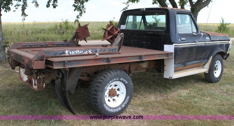 image for item H7332 1979 Ford F250 flatbed pickup truck
