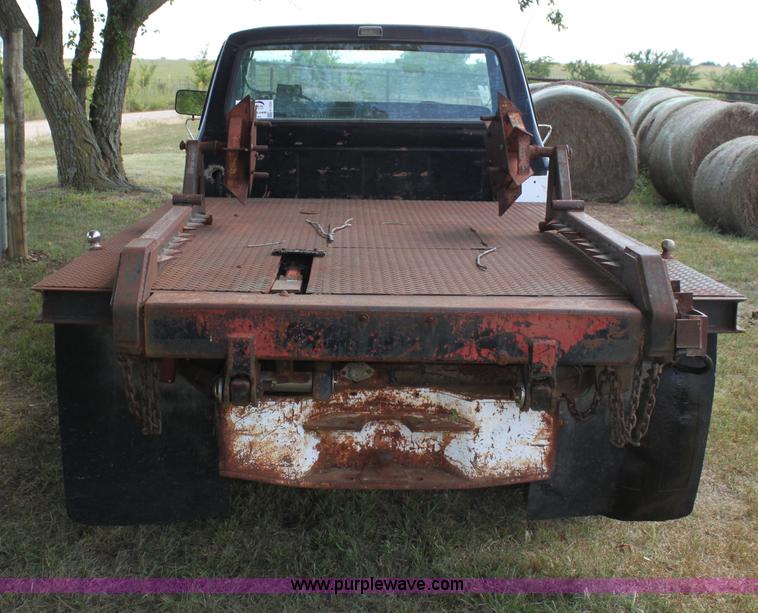 image for item H7332 1979 Ford F250 flatbed pickup truck