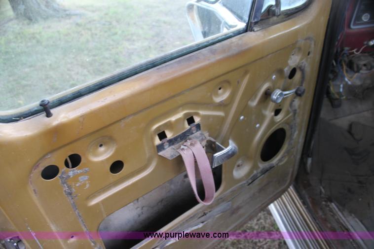 image for item H7332 1979 Ford F250 flatbed pickup truck