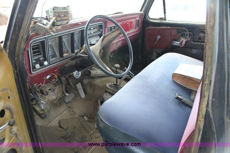 image for item H7332 1979 Ford F250 flatbed pickup truck