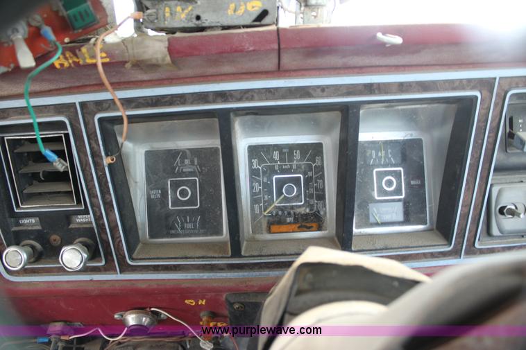 image for item H7332 1979 Ford F250 flatbed pickup truck