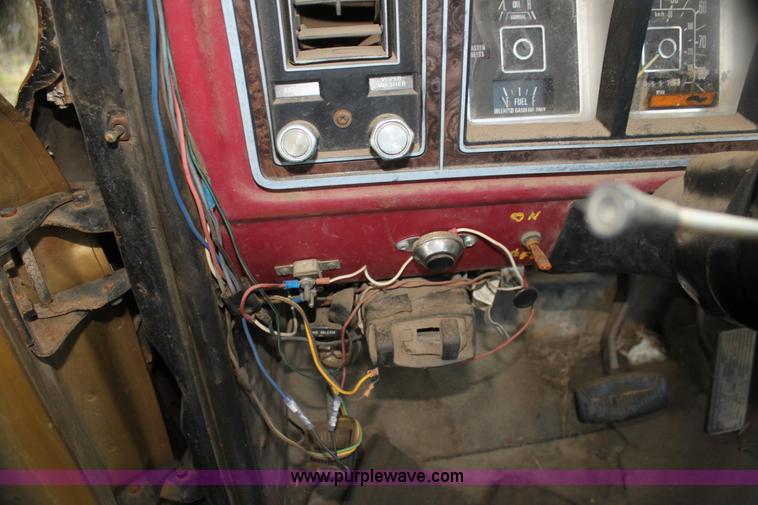 image for item H7332 1979 Ford F250 flatbed pickup truck