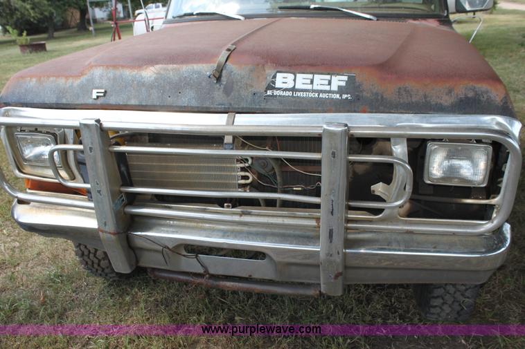 image for item H7332 1979 Ford F250 flatbed pickup truck