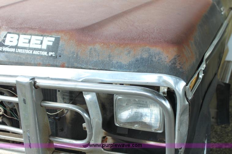 image for item H7332 1979 Ford F250 flatbed pickup truck