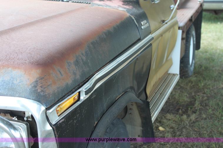image for item H7332 1979 Ford F250 flatbed pickup truck