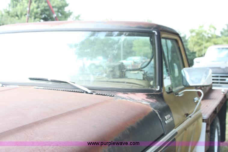 image for item H7332 1979 Ford F250 flatbed pickup truck
