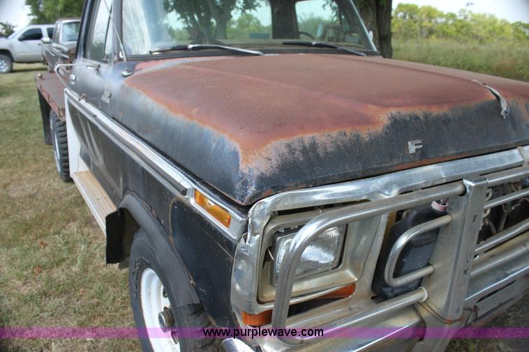 image for item H7332 1979 Ford F250 flatbed pickup truck