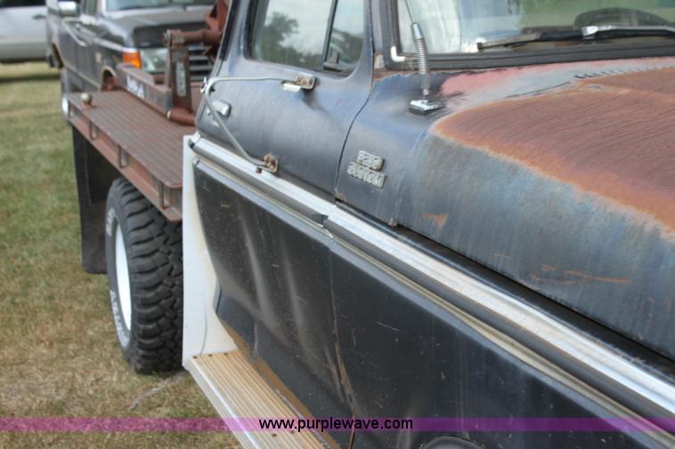 image for item H7332 1979 Ford F250 flatbed pickup truck