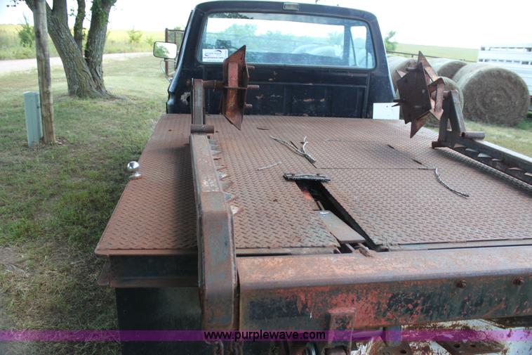 image for item H7332 1979 Ford F250 flatbed pickup truck