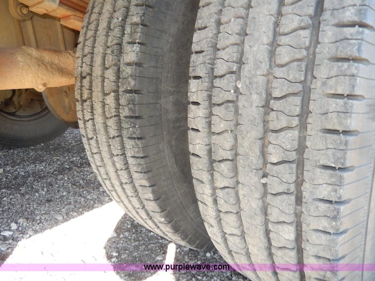 image for item H9580 1997 Ford F450 Super Duty XLT utility truck