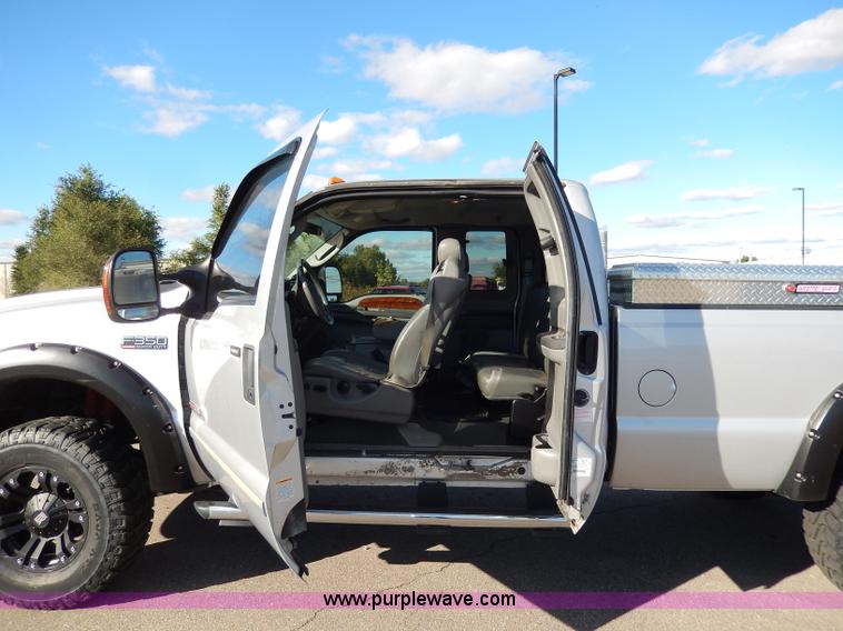 image for item H9634 2004 Ford F350 Super Duty Lariat FX4 Off-Road pickup truck