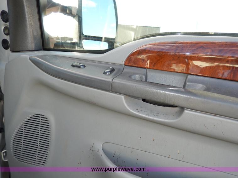 image for item H9634 2004 Ford F350 Super Duty Lariat FX4 Off-Road pickup truck