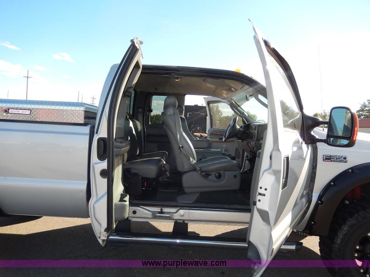 image for item H9634 2004 Ford F350 Super Duty Lariat FX4 Off-Road pickup truck