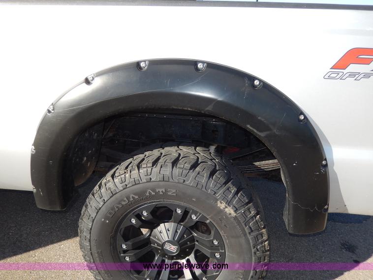 image for item H9634 2004 Ford F350 Super Duty Lariat FX4 Off-Road pickup truck