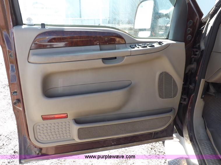 image for item I8390 2003 Ford F250 King Ranch Super Duty Crew Cab pickup truck