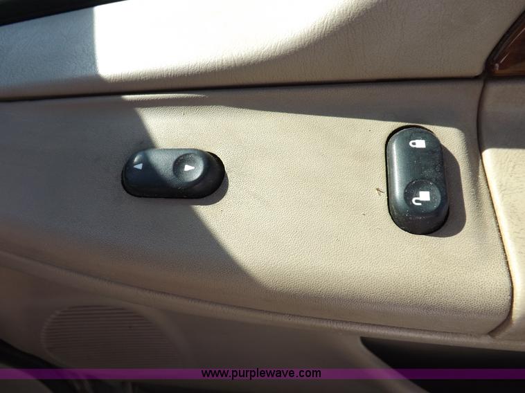 image for item I8390 2003 Ford F250 King Ranch Super Duty Crew Cab pickup truck