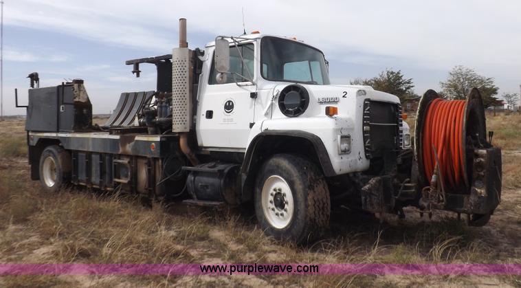 image for item I8432 1992 Ford LN8000 flatbed truck