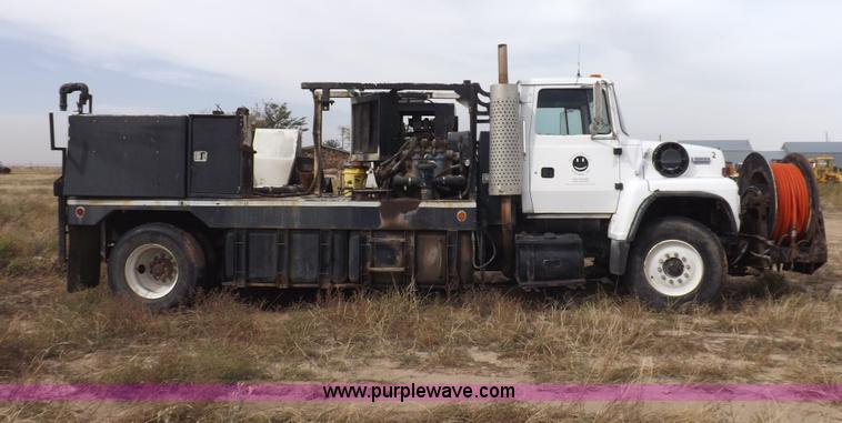 image for item I8432 1992 Ford LN8000 flatbed truck