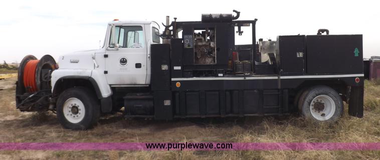 image for item I8432 1992 Ford LN8000 flatbed truck