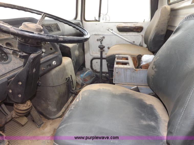 image for item I8432 1992 Ford LN8000 flatbed truck