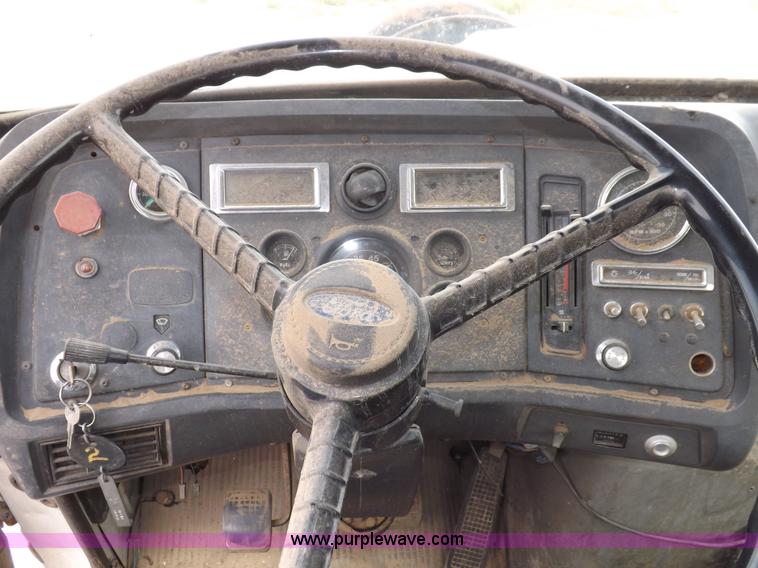 image for item I8432 1992 Ford LN8000 flatbed truck