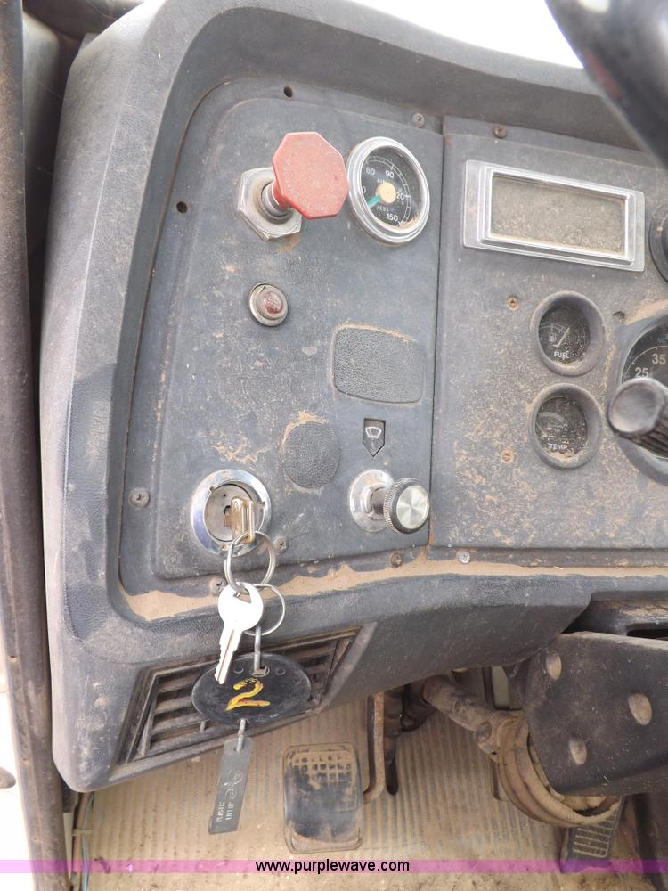 image for item I8432 1992 Ford LN8000 flatbed truck