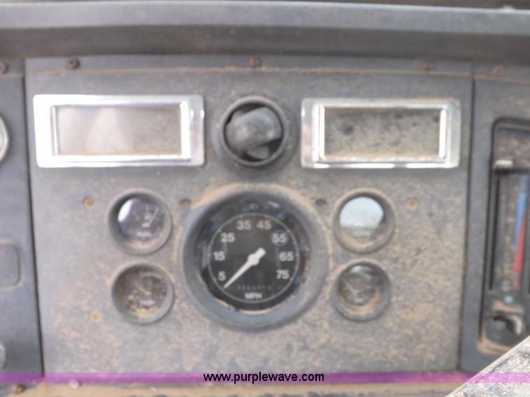 image for item I8432 1992 Ford LN8000 flatbed truck