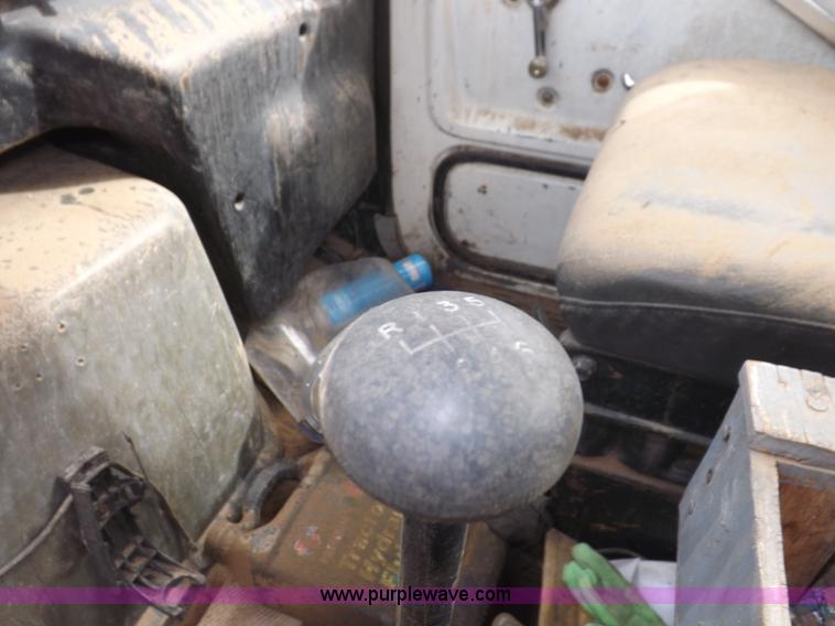 image for item I8432 1992 Ford LN8000 flatbed truck