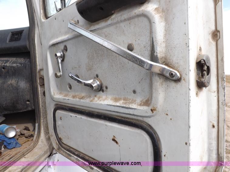 image for item I8432 1992 Ford LN8000 flatbed truck