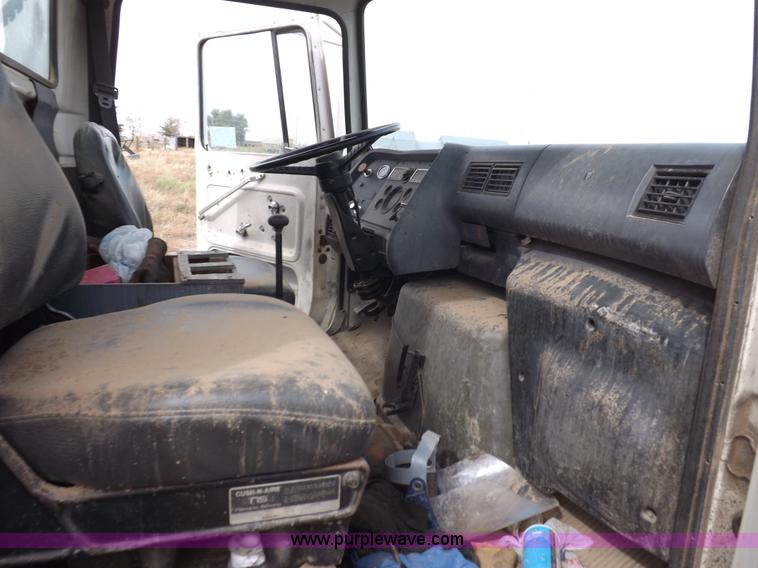 image for item I8432 1992 Ford LN8000 flatbed truck