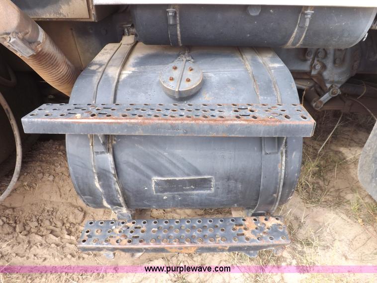 image for item I8432 1992 Ford LN8000 flatbed truck