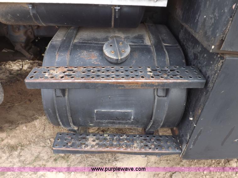 image for item I8432 1992 Ford LN8000 flatbed truck