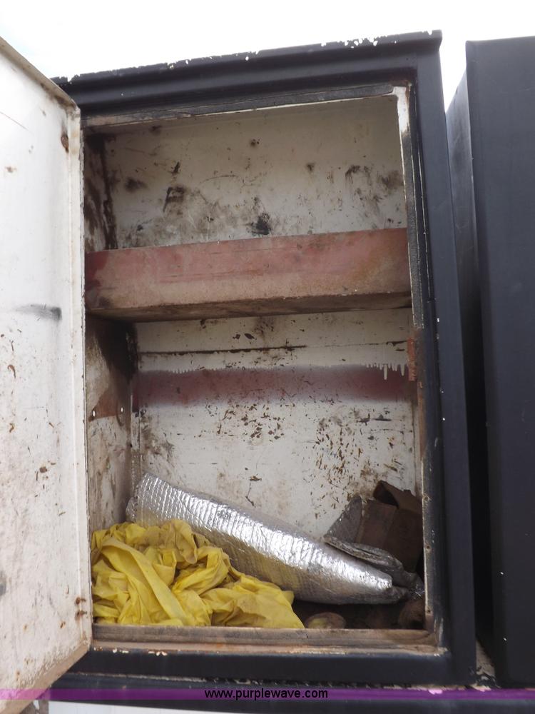 image for item I8432 1992 Ford LN8000 flatbed truck