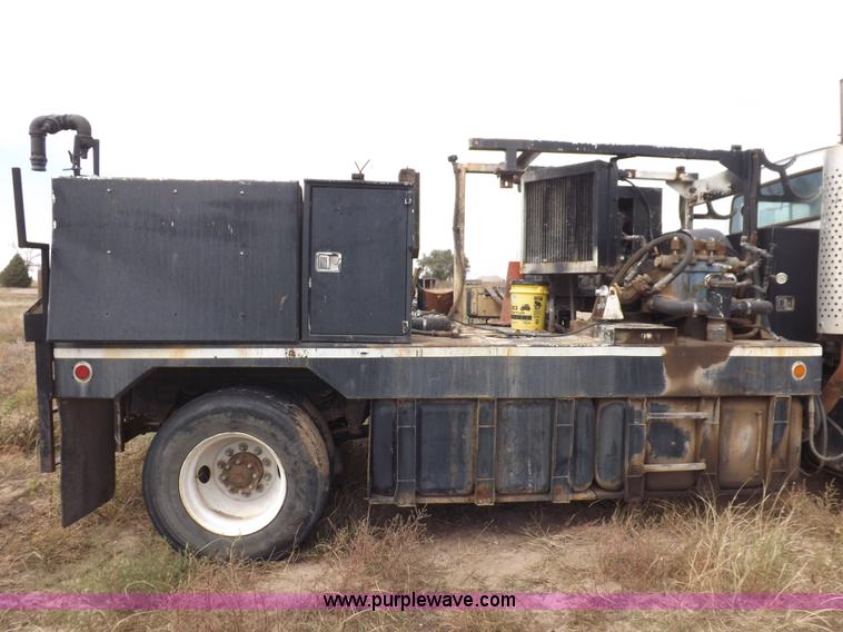 image for item I8432 1992 Ford LN8000 flatbed truck