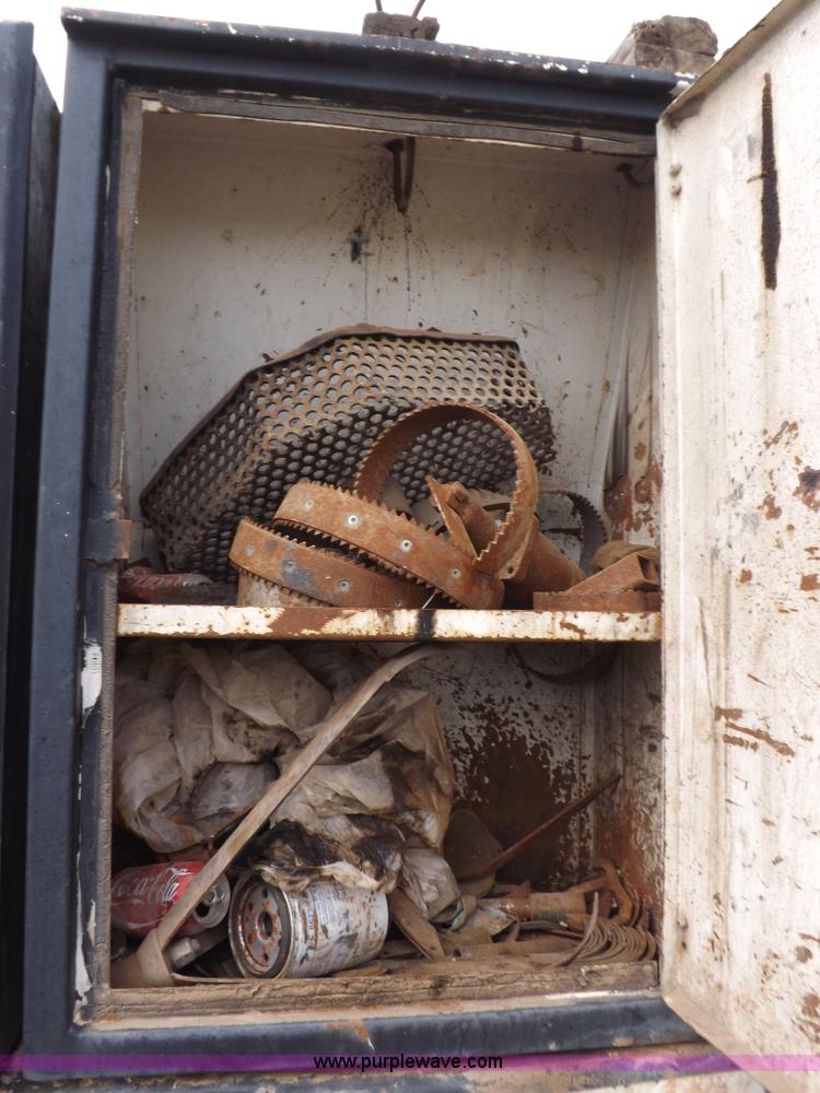 image for item I8432 1992 Ford LN8000 flatbed truck