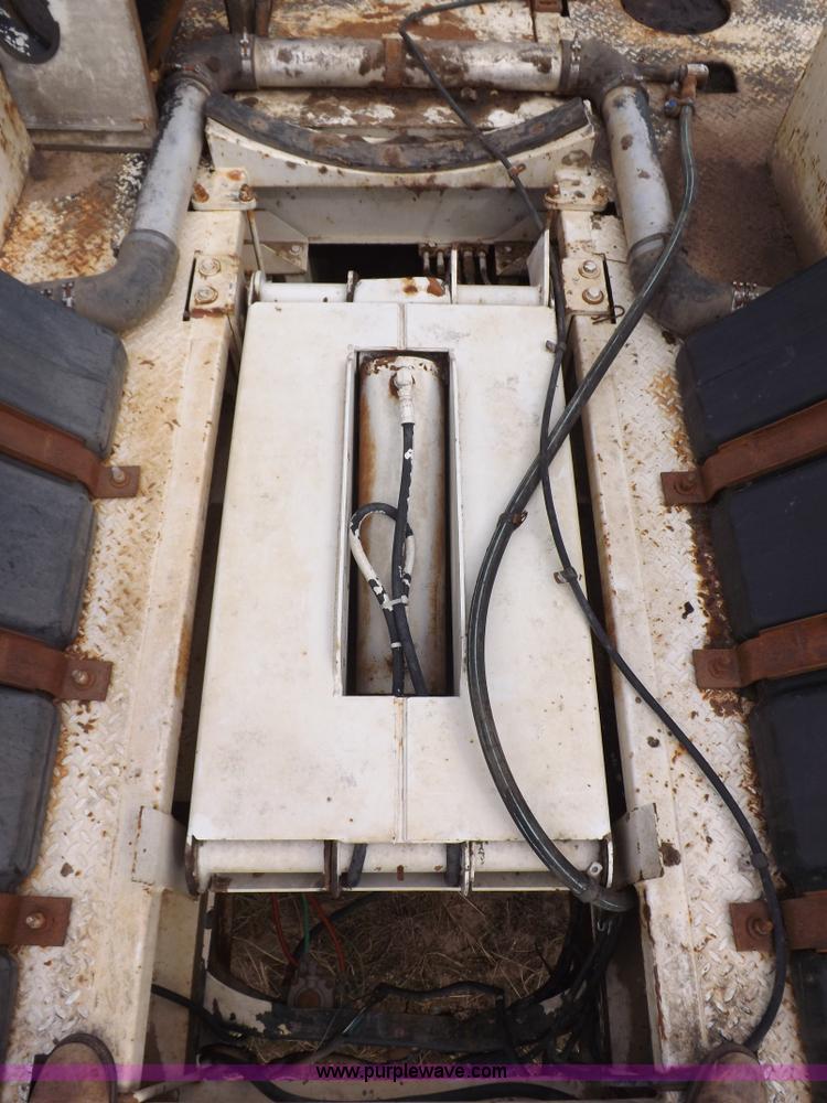 image for item I8432 1992 Ford LN8000 flatbed truck