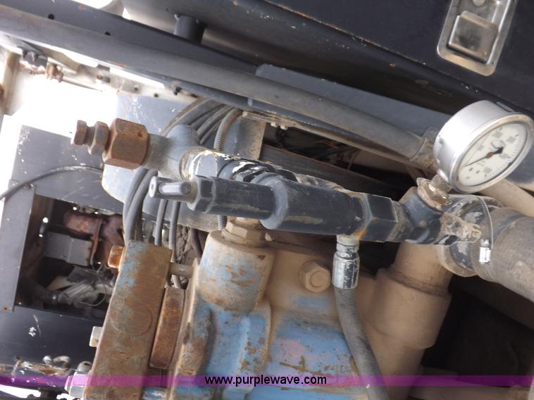 image for item I8432 1992 Ford LN8000 flatbed truck