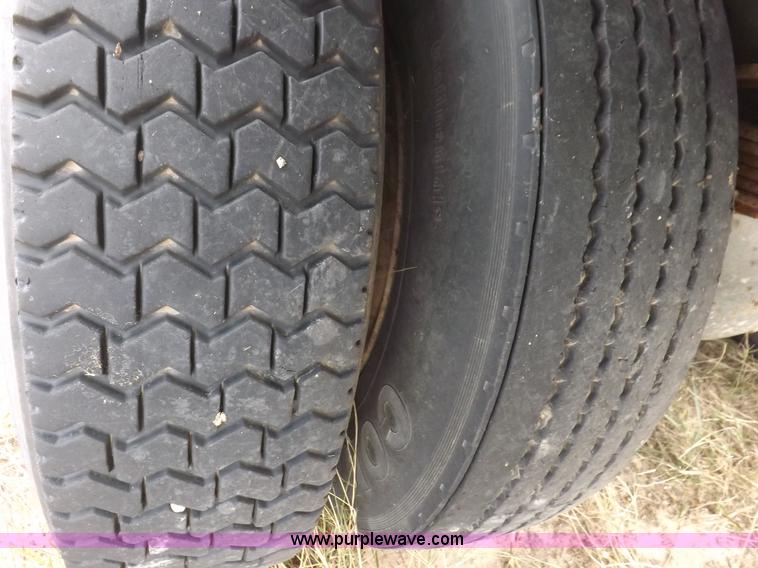 image for item I8432 1992 Ford LN8000 flatbed truck