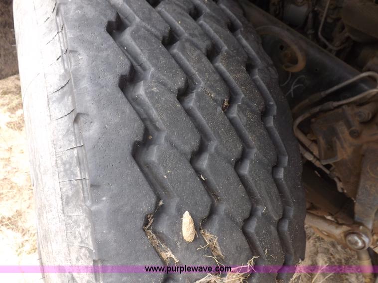 image for item I8432 1992 Ford LN8000 flatbed truck