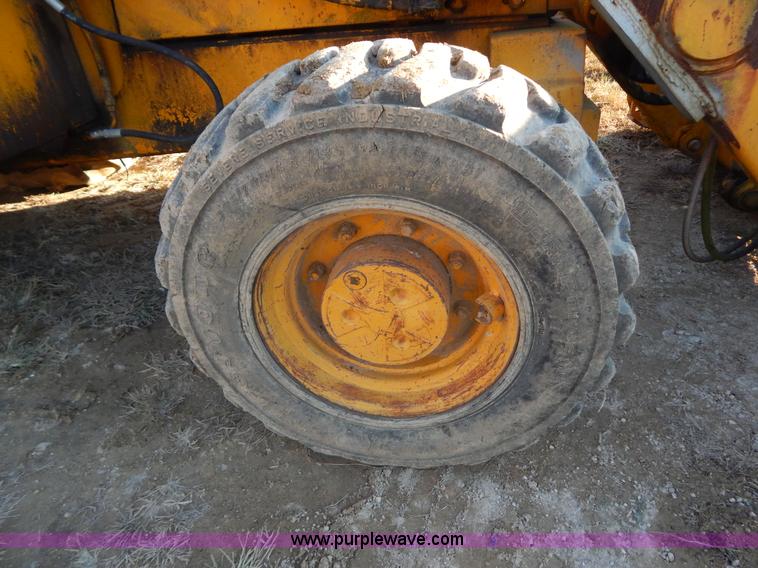 image for item E7300 1988 John Deere 610C backhoe