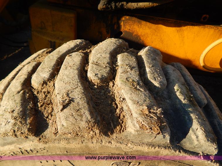 image for item E7300 1988 John Deere 610C backhoe