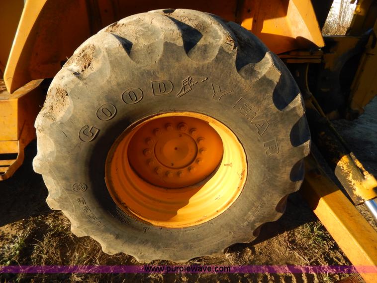 image for item E7300 1988 John Deere 610C backhoe