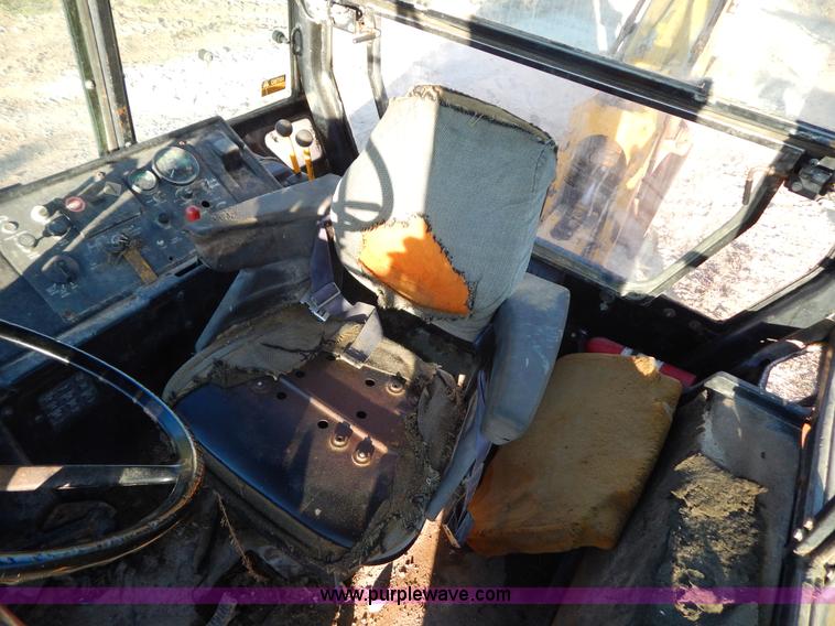 image for item E7300 1988 John Deere 610C backhoe