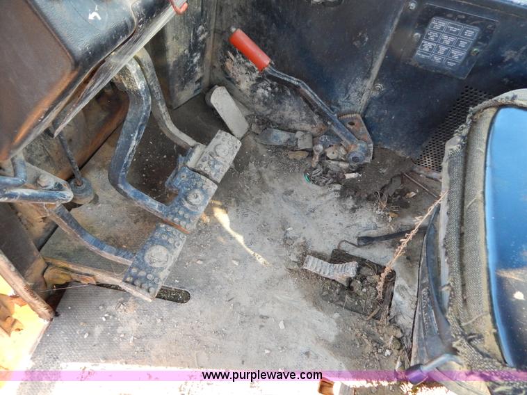 image for item E7300 1988 John Deere 610C backhoe