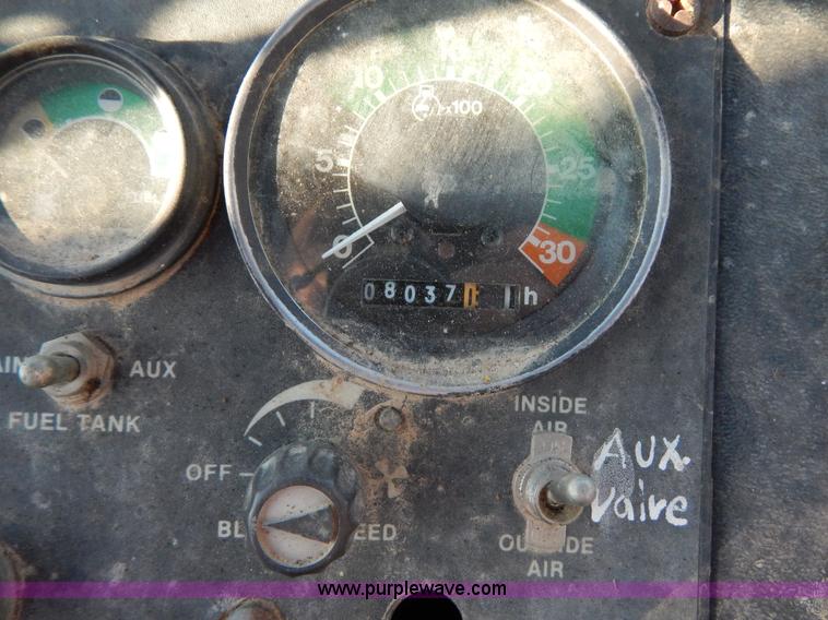 image for item E7300 1988 John Deere 610C backhoe