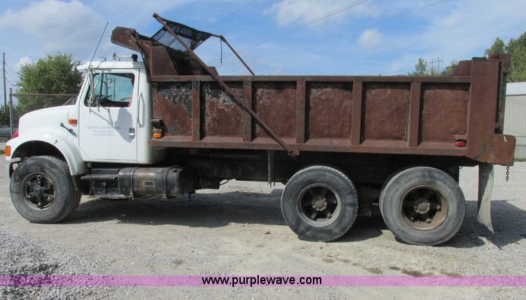 image for item E7386 1990 International 4900 dump truck