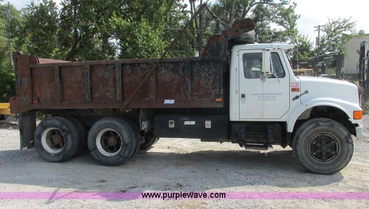 image for item E7386 1990 International 4900 dump truck